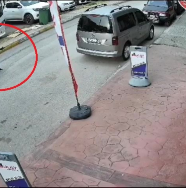 POMPALI TÜFEKLİ SALDIRI KAMERADA: CADDE ORTASINDA ATEŞ EDİP BİR GENCİ KOVALADI