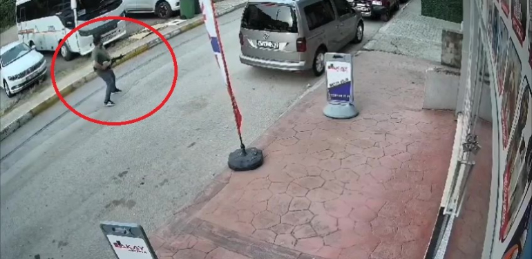POMPALI TÜFEKLİ SALDIRI KAMERADA: CADDE ORTASINDA ATEŞ EDİP BİR GENCİ KOVALADI