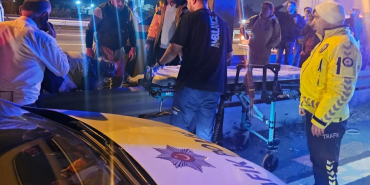 ŞEHİRLERARASI YOLCU OTOBÜSÜ BARİYERLERE ÇARPTI: 2 YARALI