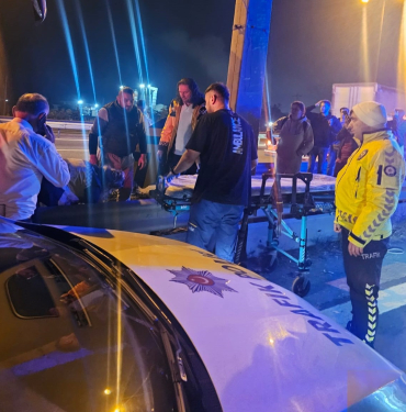 ŞEHİRLERARASI YOLCU OTOBÜSÜ BARİYERLERE ÇARPTI: 2 YARALI