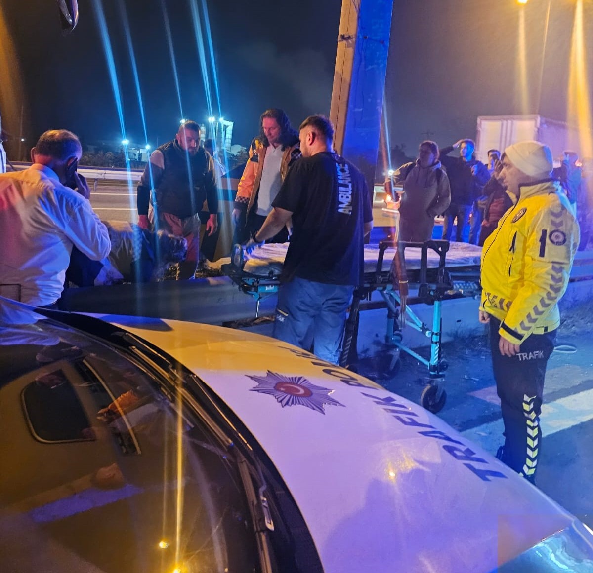 ŞEHİRLERARASI YOLCU OTOBÜSÜ BARİYERLERE ÇARPTI: 2 YARALI