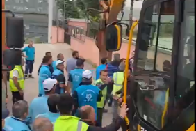 Skandal görüntüler. Büyükşehir işçileri İzmit Belediyesi işçilerine saldırdı