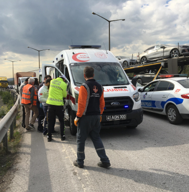 TEM'DE ZİNCİRLEME KAZA: 4 YARALI