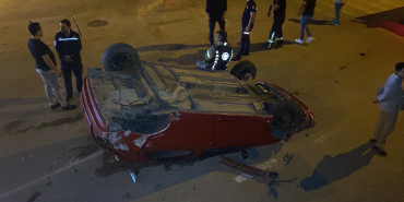 TAKLA ATAN OTOMOBİLDEN BURUNLARI BİLE KANAMADAN ÇIKTILAR