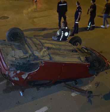 TAKLA ATAN OTOMOBİLDEN BURUNLARI BİLE KANAMADAN ÇIKTILAR