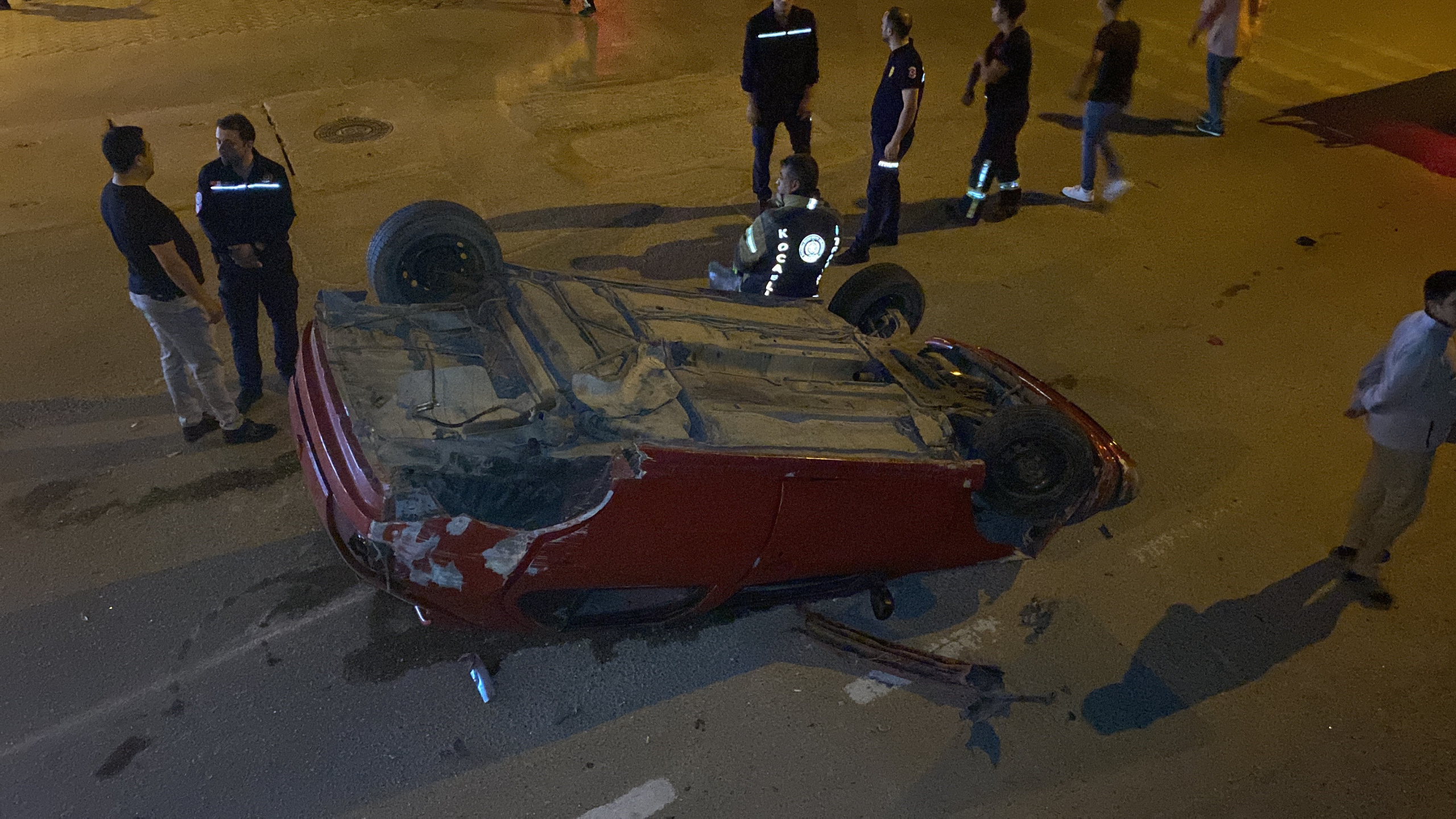 TAKLA ATAN OTOMOBİLDEN BURUNLARI BİLE KANAMADAN ÇIKTILAR