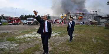 ALEV ALEV YANAN MARKET HAVADAN GÖRÜNTÜLENDİ 34 ARAÇ, 84 PERSONEL İLE YANGINA MÜDAHALE EDİLİYOR