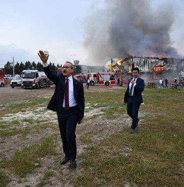 ALEV ALEV YANAN MARKET HAVADAN GÖRÜNTÜLENDİ 34 ARAÇ, 84 PERSONEL İLE YANGINA MÜDAHALE EDİLİYOR