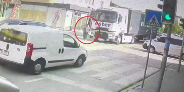 YAYANIN TIRIN ALTINDA KALDIĞI KAZA ANI GÜVENLİK KAMERASINA YANSIDI