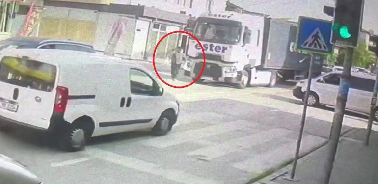 YAYANIN TIRIN ALTINDA KALDIĞI KAZA ANI GÜVENLİK KAMERASINA YANSIDI