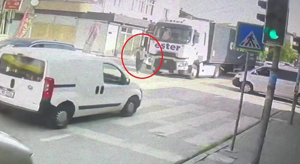 YAYANIN TIRIN ALTINDA KALDIĞI KAZA ANI GÜVENLİK KAMERASINA YANSIDI