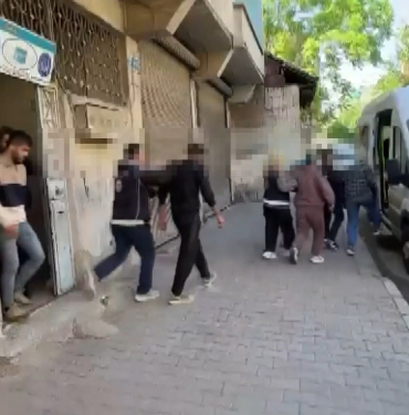 8 İLDE GÖÇMEN KAÇAKÇILARINA OPERASYON: ELBİSE DOLABINDAN ÇIKTILAR OPERASYONDA GÖÇMEN KAÇAKÇILIĞI YAPTIĞI TESPİT EDİLEN 21 ŞÜPHELİ VE 23 DÜZENSİZ GÖÇMEN YAKALANDI