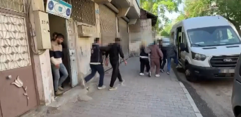 8 İLDE GÖÇMEN KAÇAKÇILARINA OPERASYON: ELBİSE DOLABINDAN ÇIKTILAR OPERASYONDA GÖÇMEN KAÇAKÇILIĞI YAPTIĞI TESPİT EDİLEN 21 ŞÜPHELİ VE 23 DÜZENSİZ GÖÇMEN YAKALANDI