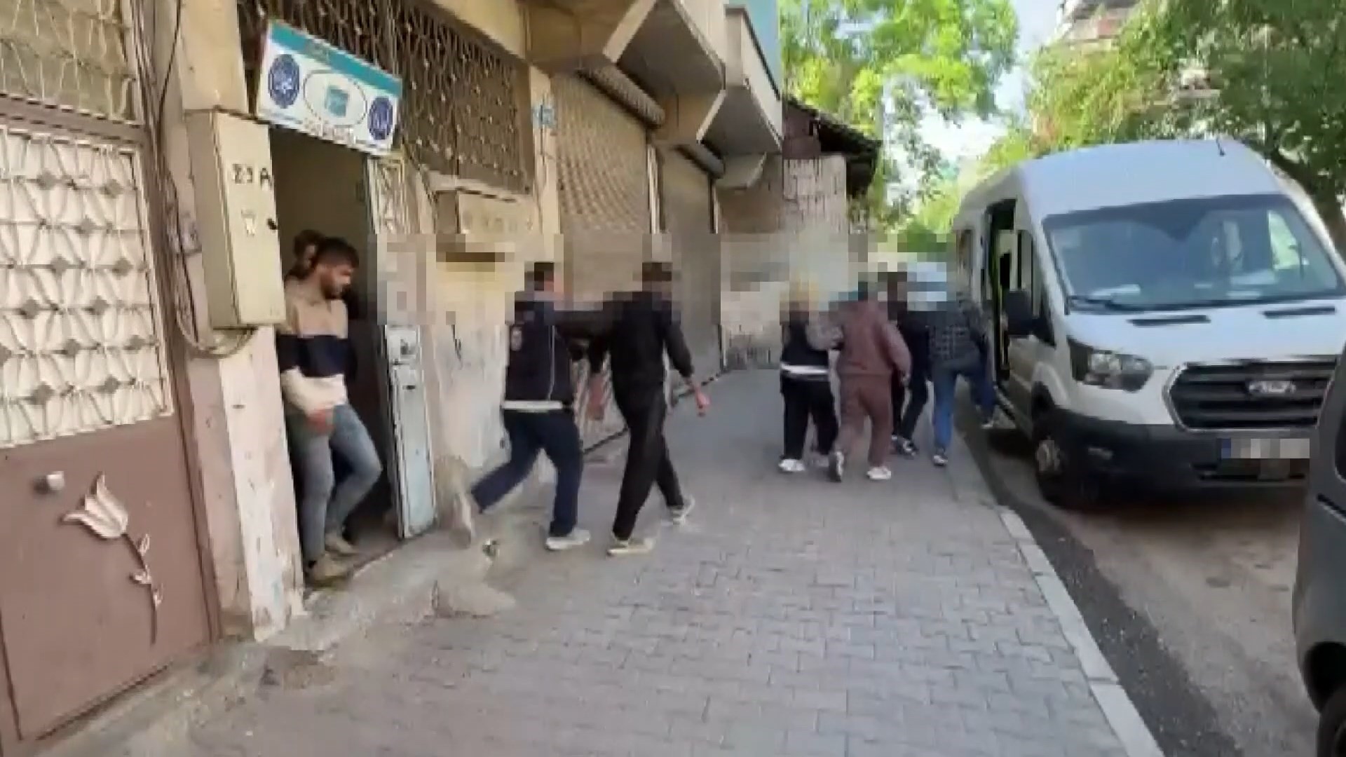 8 İLDE GÖÇMEN KAÇAKÇILARINA OPERASYON: ELBİSE DOLABINDAN ÇIKTILAR OPERASYONDA GÖÇMEN KAÇAKÇILIĞI YAPTIĞI TESPİT EDİLEN 21 ŞÜPHELİ VE 23 DÜZENSİZ GÖÇMEN YAKALANDI