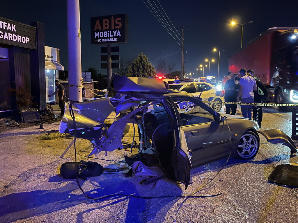 ELEKTRİK DİREĞİNE ÇARPAN OTOMOBİL İKİYE BÖLÜNDÜ: 1 ÖLÜ, 1 YARALI OTOMOBİLİN ÖNCE YAYAYA, SONRA BETON ELEKTRİK DİREĞİNE ÇARPTIĞI KAZA KAMERAYA YANSIDI