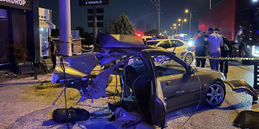 ELEKTRİK DİREĞİNE ÇARPAN OTOMOBİL İKİYE BÖLÜNDÜ: 1 ÖLÜ, 1 YARALI OTOMOBİLİN ÖNCE YAYAYA, SONRA BETON ELEKTRİK DİREĞİNE ÇARPTIĞI KAZA KAMERAYA YANSIDI