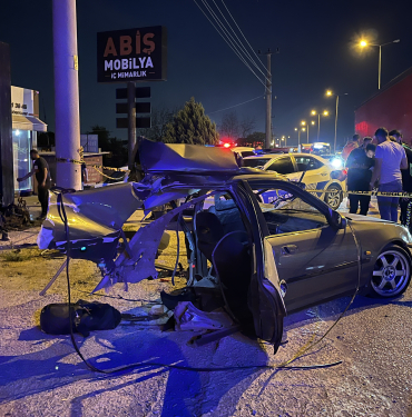 ELEKTRİK DİREĞİNE ÇARPAN OTOMOBİL İKİYE BÖLÜNDÜ: 1 ÖLÜ, 1 YARALI OTOMOBİLİN ÖNCE YAYAYA, SONRA BETON ELEKTRİK DİREĞİNE ÇARPTIĞI KAZA KAMERAYA YANSIDI