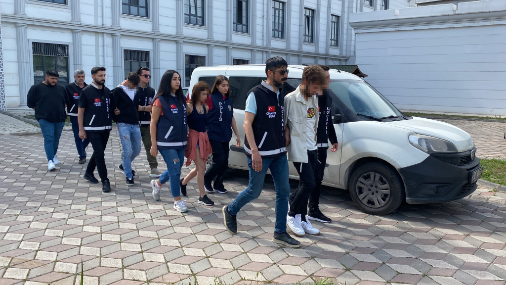 BİRLİKTE ALKOL ALDIKLARI GENÇ KIZI, CİNSEL İLİŞKİ TEKLİFİNİ KABUL ETMEYİNCE BOYNUNA İP BAĞLAYIP ÖLDÜRDÜ