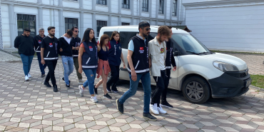 BİRLİKTE ALKOL ALDIKLARI GENÇ KIZI, CİNSEL İLİŞKİ TEKLİFİNİ KABUL ETMEYİNCE BOYNUNA İP BAĞLAYIP ÖLDÜRDÜ