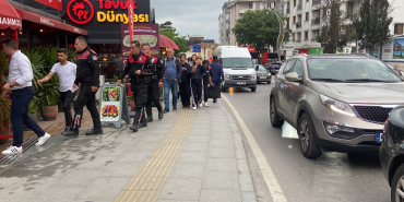 CADDE ORTASINDA BIÇAKLI KAVGA: 2 YARALI