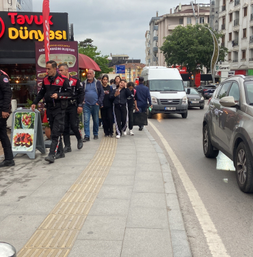CADDE ORTASINDA BIÇAKLI KAVGA: 2 YARALI