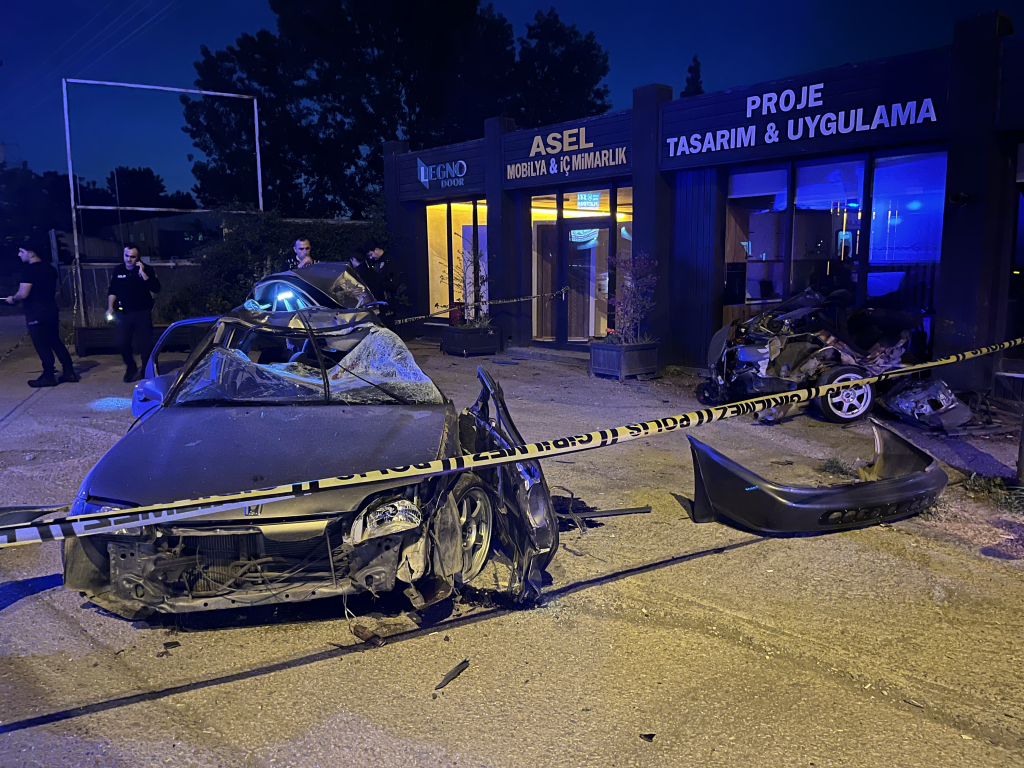 ELEKTRİK DİREĞİNE ÇARPAN OTOMOBİL İKİYE BÖLÜNDÜ: 1 ÖLÜ, 1 YARALI OTOMOBİLİN ÖNCE YAYAYA, SONRA BETON ELEKTRİK DİREĞİNE ÇARPTIĞI KAZA KAMERAYA YANSIDI