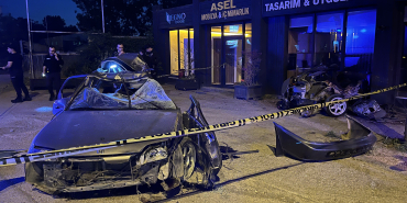 ELEKTRİK DİREĞİNE ÇARPAN OTOMOBİL İKİYE BÖLÜNDÜ: 1 ÖLÜ, 1 YARALI OTOMOBİLİN ÖNCE YAYAYA, SONRA BETON ELEKTRİK DİREĞİNE ÇARPTIĞI KAZA KAMERAYA YANSIDI