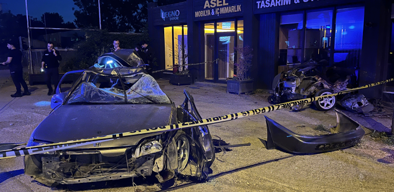 ELEKTRİK DİREĞİNE ÇARPAN OTOMOBİL İKİYE BÖLÜNDÜ: 1 ÖLÜ, 1 YARALI OTOMOBİLİN ÖNCE YAYAYA, SONRA BETON ELEKTRİK DİREĞİNE ÇARPTIĞI KAZA KAMERAYA YANSIDI