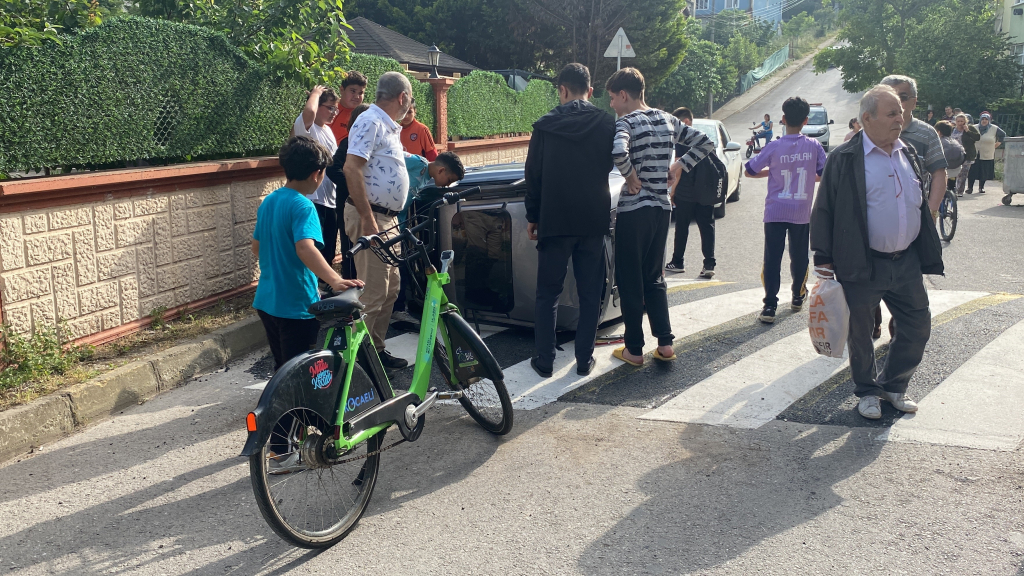 ELEKTRİKLİ ARAÇ KALDIRIMDAKİ KADINLARA ÇARPTI: 1'İ AĞIR 2 YARALI