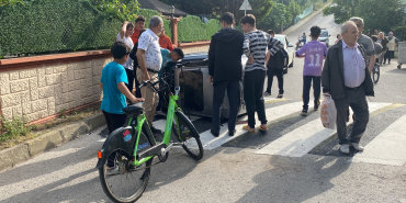 ELEKTRİKLİ ARAÇ KALDIRIMDAKİ KADINLARA ÇARPTI: 1'İ AĞIR 2 YARALI