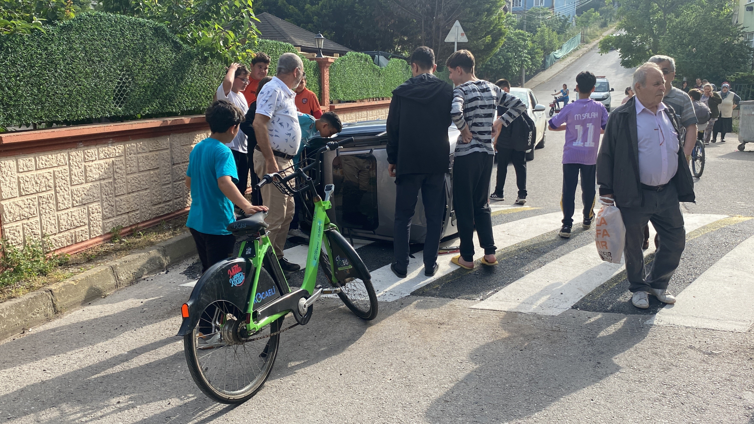 ELEKTRİKLİ ARAÇ KALDIRIMDAKİ KADINLARA ÇARPTI: 1'İ AĞIR 2 YARALI