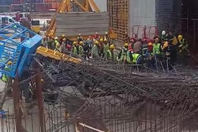 İŞÇİ BAYRAMI'NDA ÇALIŞIRKEN DEMİRLERİN ALTINDA KALDILAR: 3 YARALI