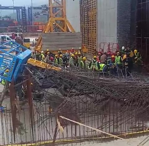 İŞÇİ BAYRAMI'NDA ÇALIŞIRKEN DEMİRLERİN ALTINDA KALDILAR: 3 YARALI