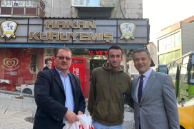 İzmit Belediyesi sabahın erken saatlerinde servis bekleyen işçileri ziyaretlerini sürdürüyor