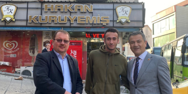 İzmit Belediyesi sabahın erken saatlerinde servis bekleyen işçileri ziyaretlerini sürdürüyor