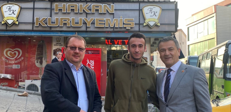 İzmit Belediyesi sabahın erken saatlerinde servis bekleyen işçileri ziyaretlerini sürdürüyor