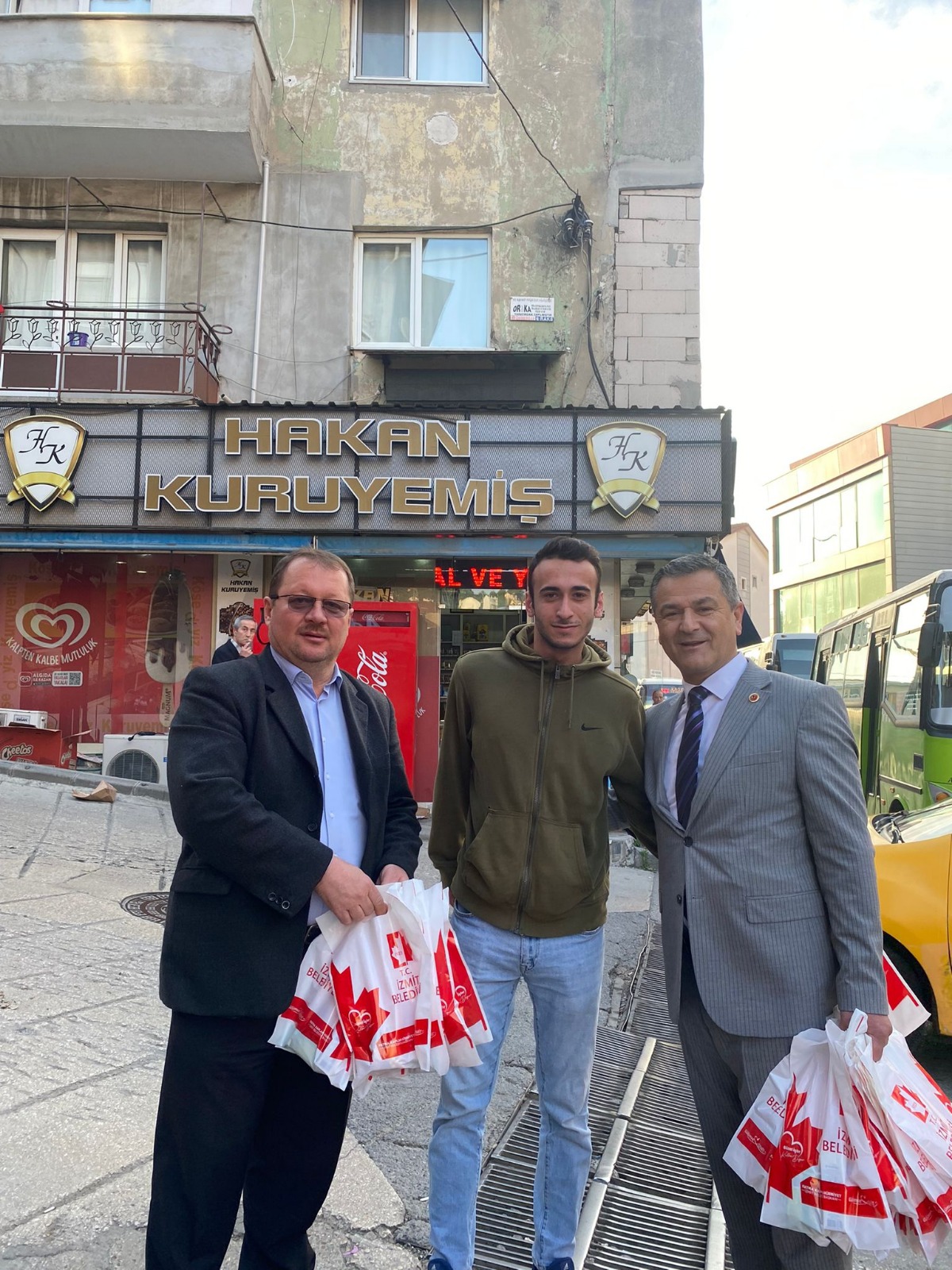 İzmit Belediyesi sabahın erken saatlerinde servis bekleyen işçileri ziyaretlerini sürdürüyor