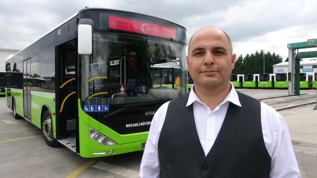 KAPLUMBAĞAYI EZİLMEKTEN KURTARAN OTOBÜS ŞOFÖRÜ O ANLARI ANLATTI 