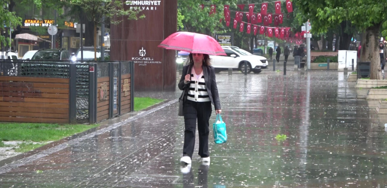 KOCAELİ'DE RÜZGAR DENİZİ TAŞIRDI, YAĞMUR TRAFİĞİ FELÇ ETTİ