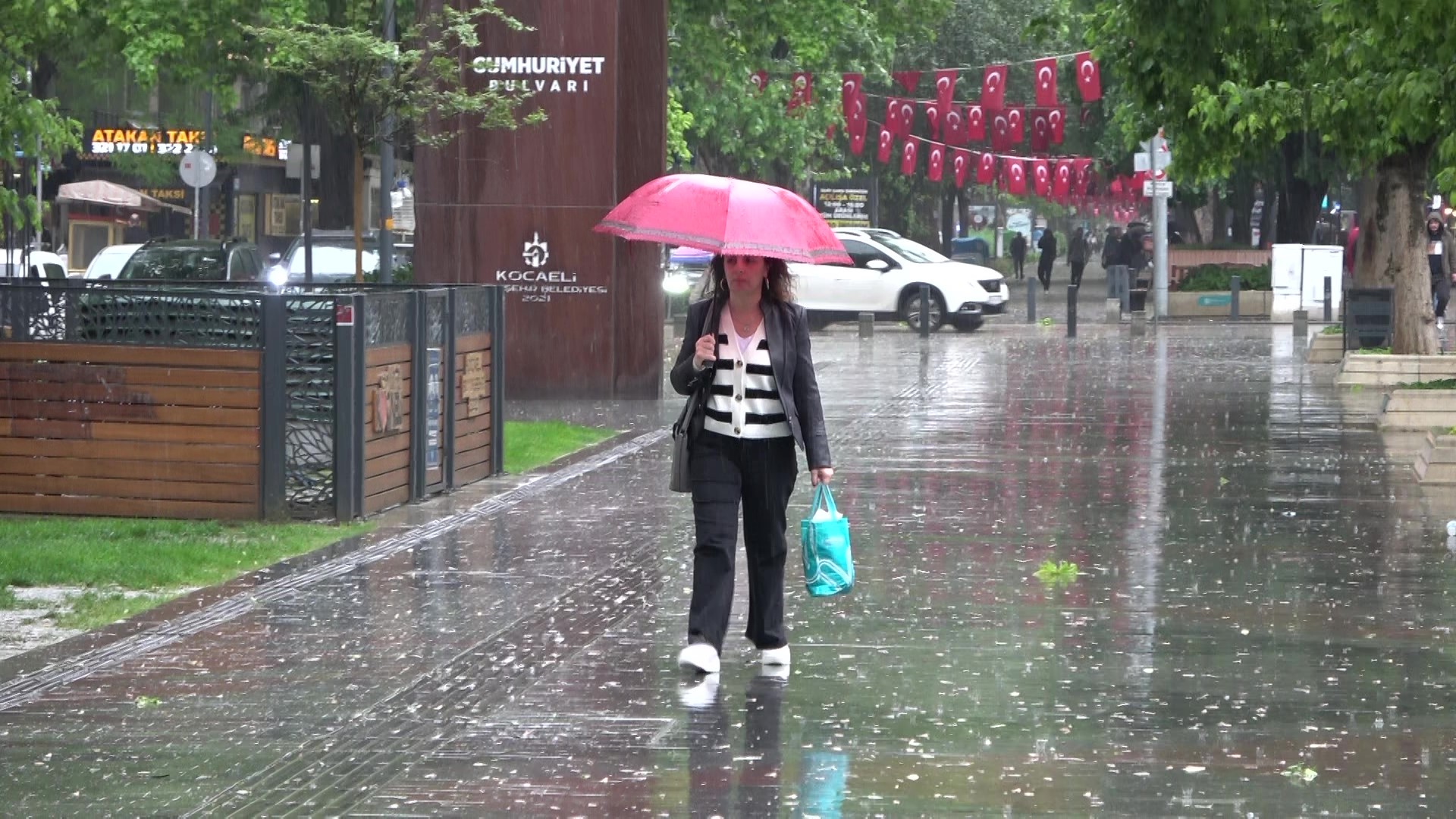 KOCAELİ'DE RÜZGAR DENİZİ TAŞIRDI, YAĞMUR TRAFİĞİ FELÇ ETTİ