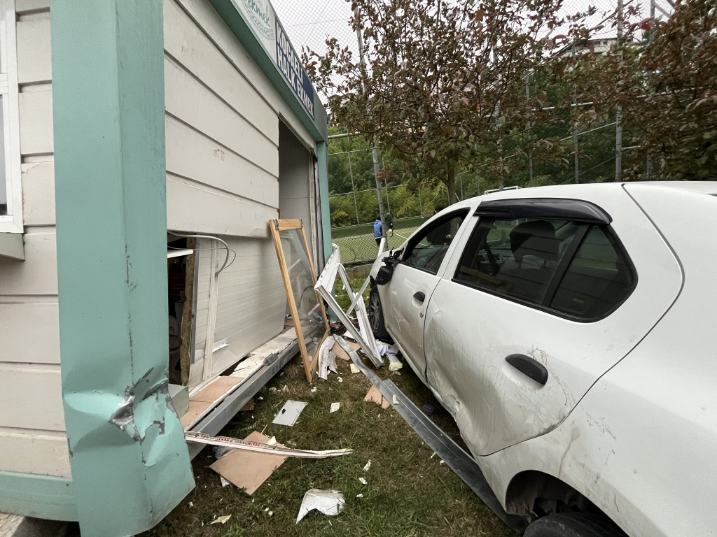 OTOMOBİL HALK EKMEK BÜFESİNE ÇARPTI: 2 YARALI