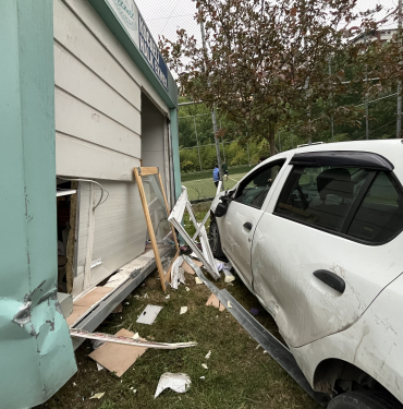 OTOMOBİL HALK EKMEK BÜFESİNE ÇARPTI: 2 YARALI