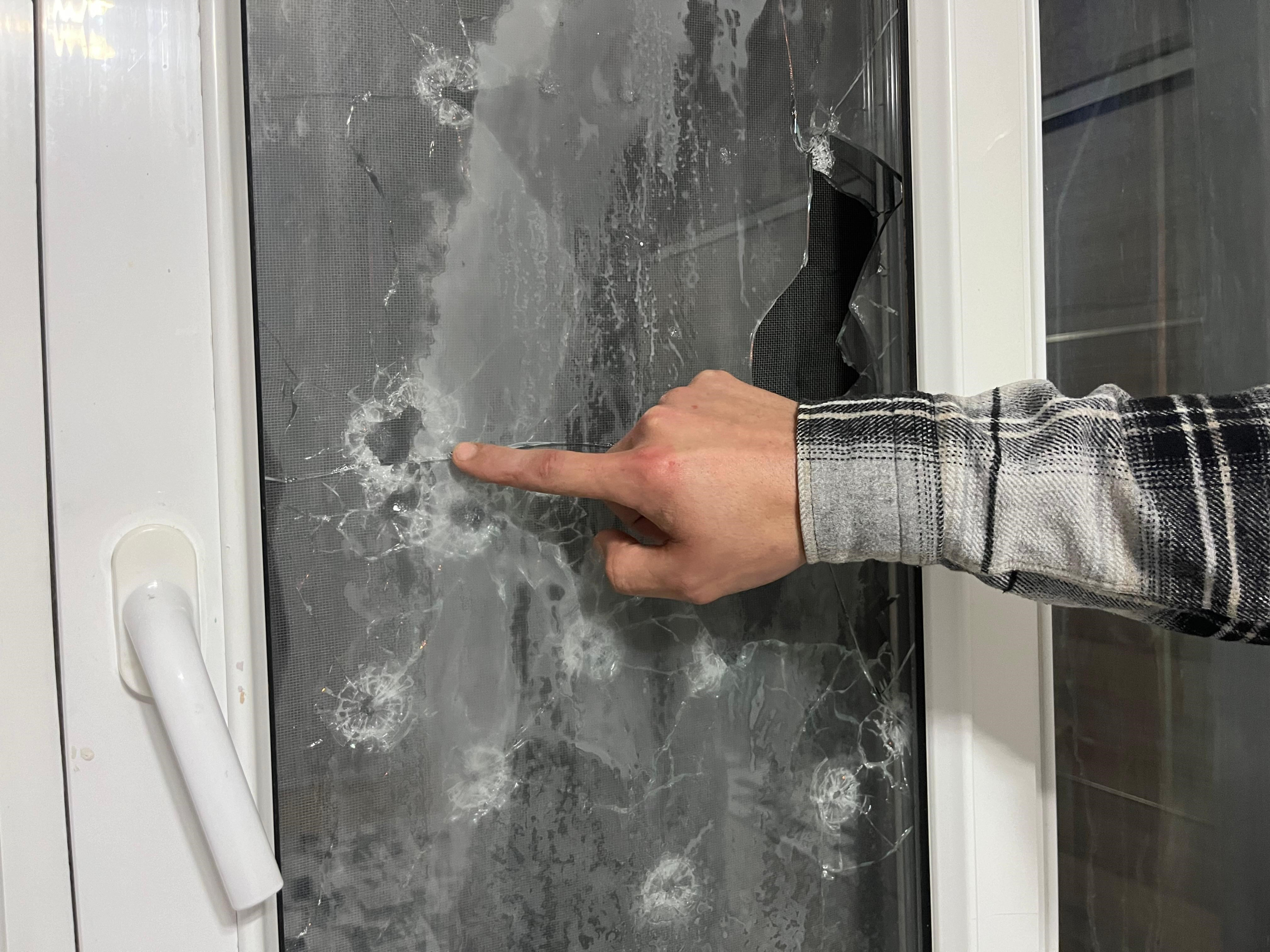 POMPALI TÜFEK DEHŞETİ: ÇOCUKLARI UYURKEN EVİ KURŞUNLADILAR AMCASI VE KUZENLERİ EVİNİ, KARDEŞLERİ DÜKKANINI KURŞUNLADI "ATEŞ ETTİKLERİ CAMIN SAĞ VE SOL TARAFINDA ÇOCUKLAR UYUYORDU. ÇOCUKLARI SÜRÜKLEYEREK DİĞER ODAYA TAŞIDIM. ÇOCUKLAR DA ŞOKA GİRDİ" "2 GÜN SONRA HAYATTA OLMAYABİLİRİM"