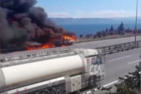 Seyir halindeki kamyonetin lastiği patlayarak alev aldı, araçtan geriye iskeleti kaldı
