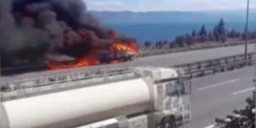 Seyir halindeki kamyonetin lastiği patlayarak alev aldı, araçtan geriye iskeleti kaldı