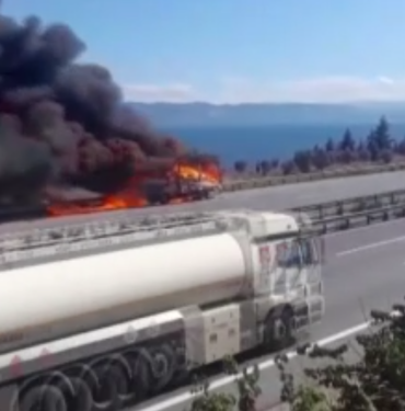 Seyir halindeki kamyonetin lastiği patlayarak alev aldı, araçtan geriye iskeleti kaldı