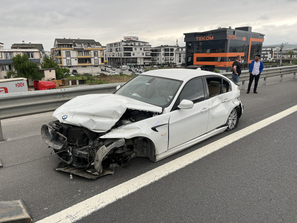 TEM'DE 3 OTOMOBİL ÇARPIŞTI: 3 YARALI