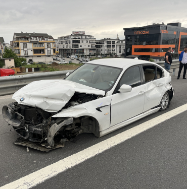 TEM'DE 3 OTOMOBİL ÇARPIŞTI: 3 YARALI