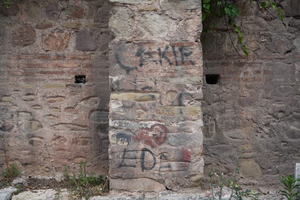 YÜZLERCE YILLIK TARİHE SPREY BOYA 3. DERECE ARKEOLOJİK SİT ALANI İLAN EDİLEN TARİHİ MANASTIRIN DUVARLARI GÖZ GÖRE GÖRE ÇÜRÜYOR