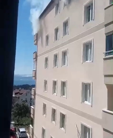 8 KATLI APARTMANDA YANGIN PANİĞİ: 1 KİŞİ DUMANDAN ETKİLENDİ